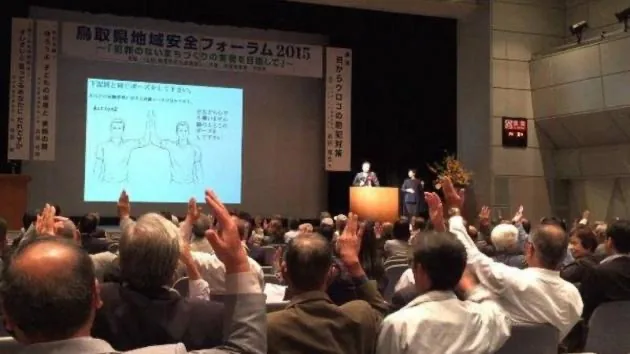 防犯講座の会場で参加者へ問いかける様子