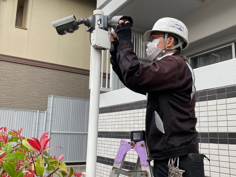 防犯カメラ設置の現場で作業する技術者