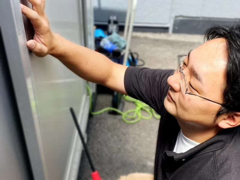 現場で機器を確認する作業風景