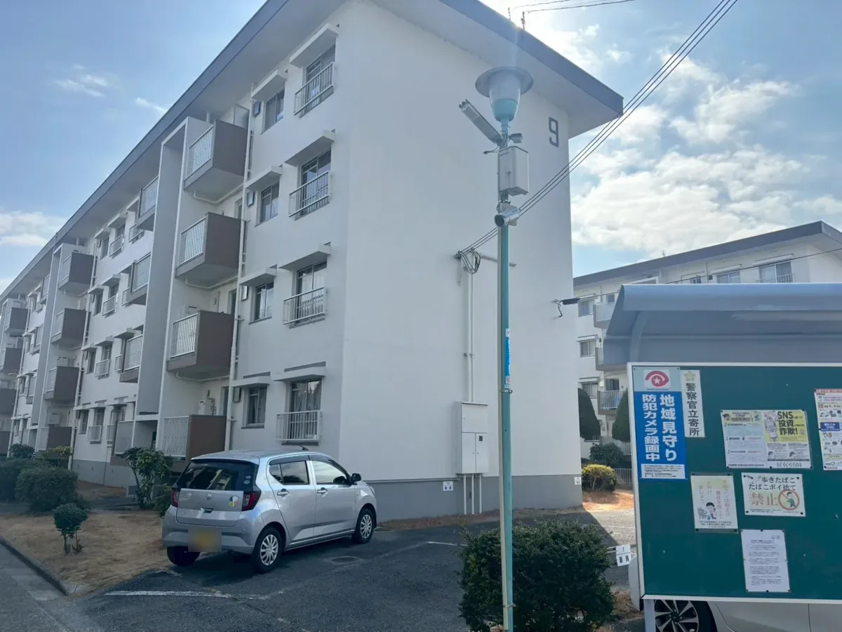 団地の敷地内の街灯柱に設置された防犯カメラ