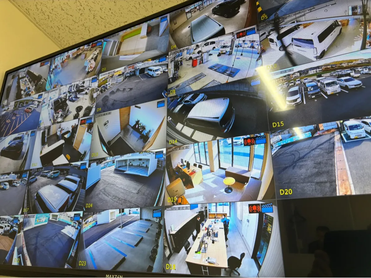 事業所の大型モニターに映る多数の防犯カメラ映像