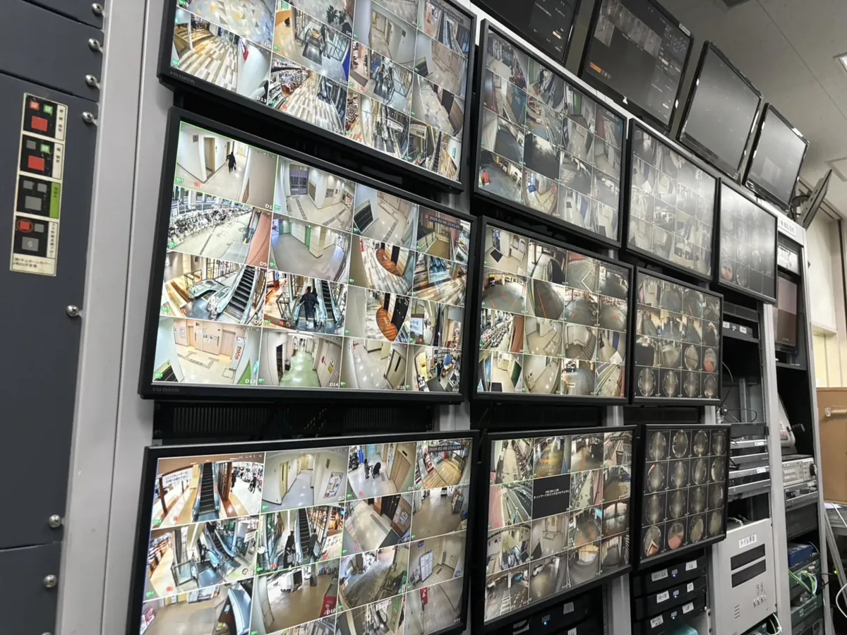 大型施設の監視室に並ぶ多数のモニター