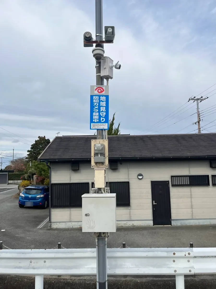 道路沿いの柱に設置された複数台の見守りカメラ